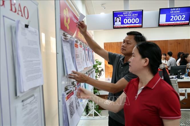 Người dân phường Tam Kỳ, thành phố Đà Nẵng mới đến Trung tâm hành chính công làm thủ tục hành chính. Ảnh: TTXVN