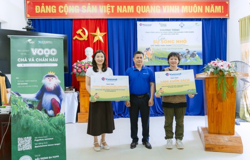 Đại diện lãnh đạo Vietravel chi nhánh Đà Nẵng trao tặng sách cho các trường học.