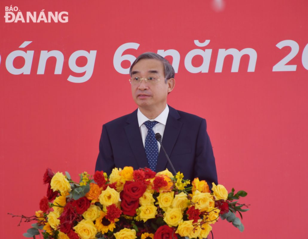 Chủ tịch UBND thành phố Lê Trung Chinh, phát biểu tại buổi lễ. Ảnh: THÀNH LÂN