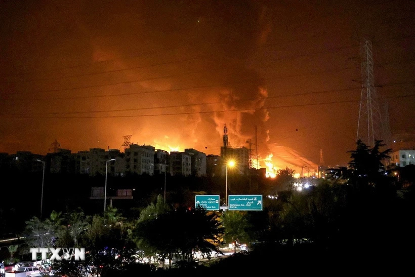 Khói lửa bốc lên từ một cơ sở khai thác dầu ở quận Shahran, Thủ đô Tehran (Iran) . (Ảnh: Anadolu Agency/TTXVN)