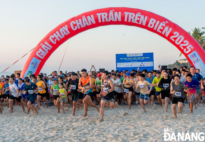 Gần 1.500 người tham gia giải chạy chân trần trên biển 2025. Ảnh: NGỌC HÀ