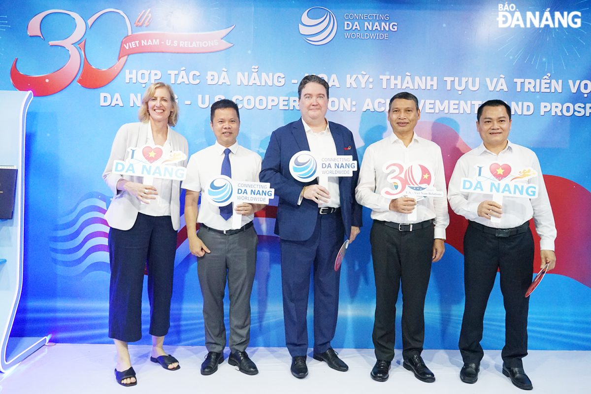 Phó Chủ tịch Thường trực UBND thành phố Hồ Kỳ Minh (thứ, từ trái sang) và Đại sứ Hoa Kỳ tại Việt Nam Marc E.Knapper (thứ, từ phải sang) cùng các đại biểu chụp ảnh lưu niệm. Ảnh: T.PHƯƠNG