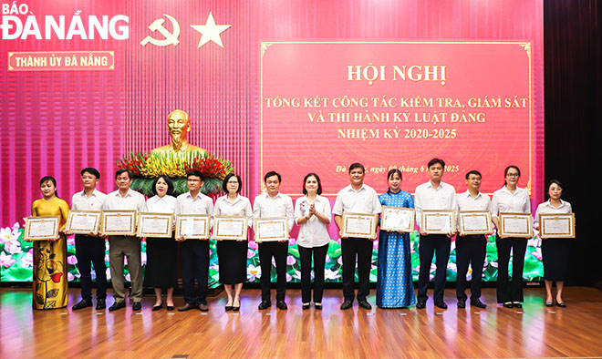 Chủ nhiệm Ủy ban Kiểm tra Thành ủy Lê Thị Mỹ Hạnh (thứ 7, bên phải sang) trao giấy khen của Ủy ban Kiểm tra Thành ủy cho các tập thể, cá nhân tại hội nghị tổng kết công tác kiểm tra, giám sát và thi hành kỷ luật Đảng nhiệm kỳ 2020-2025. Ảnh: NGỌC PHÚ