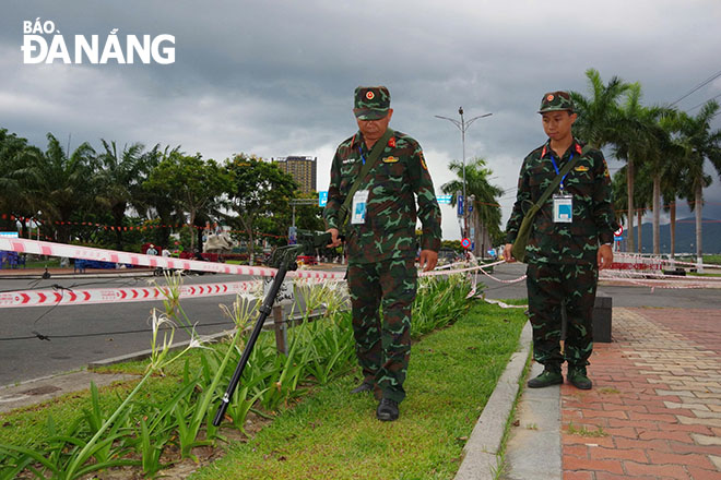 Cán bộ, chiến sĩ lực lượng vũ trang thành phố thầm lặng làm việc giữ bình yên để du khách tận hưởng pháo hoa trên bầu trời Đà Nẵng. Ảnh: ANH ĐỨC