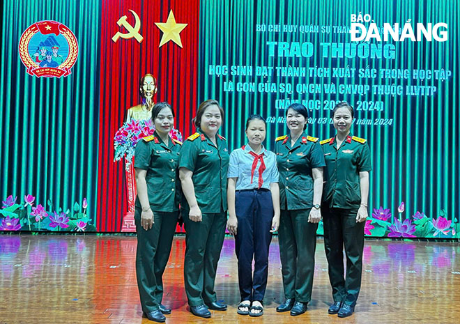 Các “Mẹ đỡ đầu” Bộ Chỉ huy Quân sự thành phố nhận chăm sóc, hỗ trợ Ánh Dương (giữa) đến năm 18 tuổi. Ảnh: HỒNG HẠNH