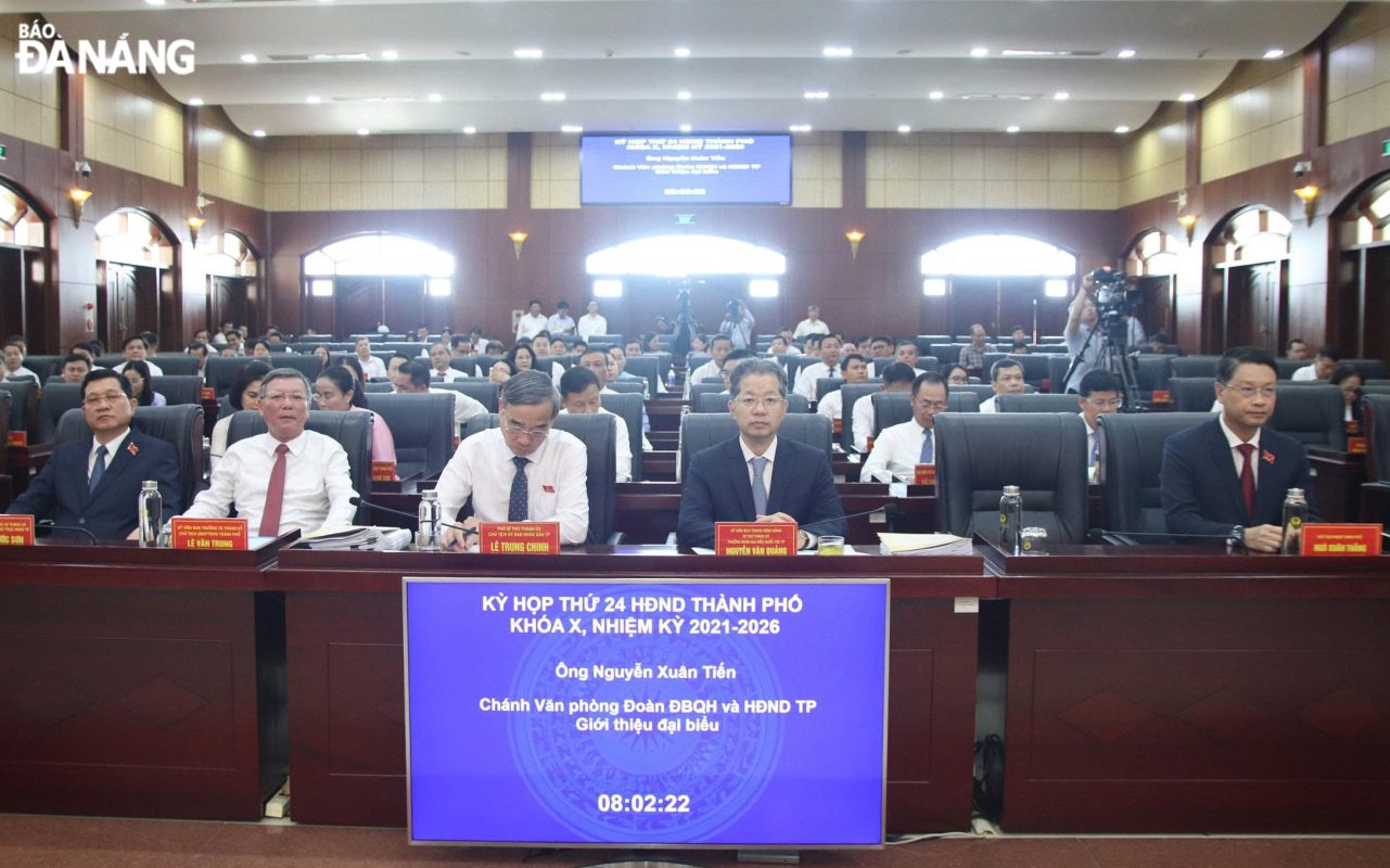 Ủy viên Trung ương Đảng, Bí thư Thành ủy, Trưởng đoàn Đại biểu Quốc hội thành phố Nguyễn Văn Quảng (thứ 2, phải sang) và lãnh đạo thành phố tham dự phiên khai mạc kỳ họp. Ảnh: PV