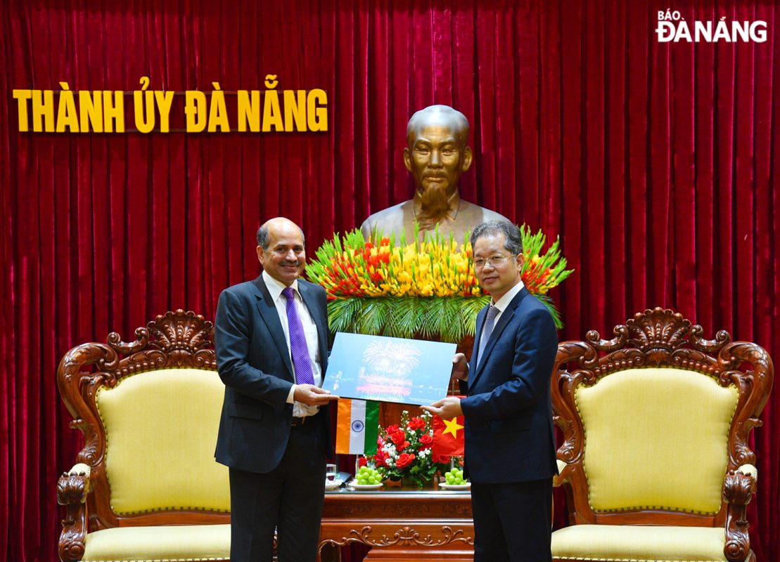 Bí thư Thành ủy Nguyễn Văn Quảng (bên phải) tặng quà lưu niệm cho Đại sứ Ấn Độ tại Việt Nam Sandeep Arya. Ảnh: T.PHƯƠNG