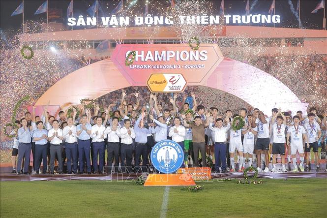 Niềm vui của các cầu thủ Thép Xanh Nam Định khi giành Cúp vô địch. Ảnh: Minh Quyết/TTXVN