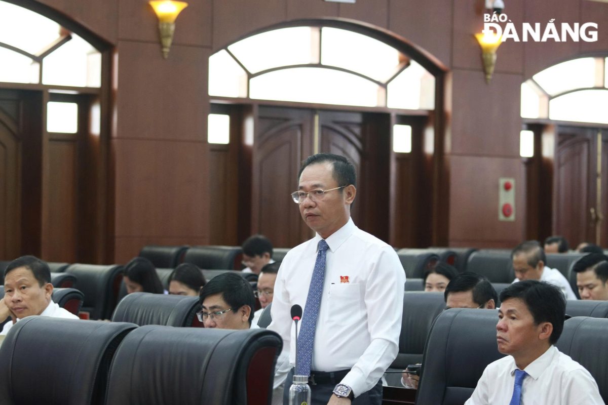 Đại biểu Vũ Quang Hùng thảo luận tại kỳ họp.