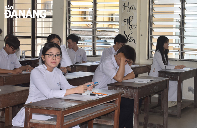 Học sinh Trường THPT Trần Phú trong một kỳ thi thử do nhà trường tổ chức. Ảnh: THU HÀ