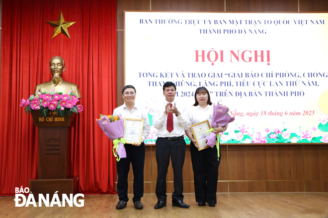 Trưởng ban Nội chính Thành ủy, Phó trưởng ban tổ chức Giải Báo chí phòng, chống tham nhũng, lãng phí, tiêu cực cấp thành phố giai đoạn 2024-2025 Võ Công Chánh trao giải A cho tác giả của Báo và Đài Phát thanh, Truyền hình Đà Nẵng ngày 18-6-2025.Ảnh: XUÂN HẬU
