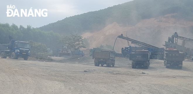 Xe tải, xe ben nối đuôi nhau xếp hàng chờ lấy đá tại mỏ đá Sơn Phước, xã Hòa Ninh. Ảnh: TRỌNG HÙNG