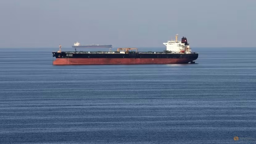 Tàu chở dầu đi qua eo biển Hormuz. Ảnh: Reuters/Hamad I Mohammed