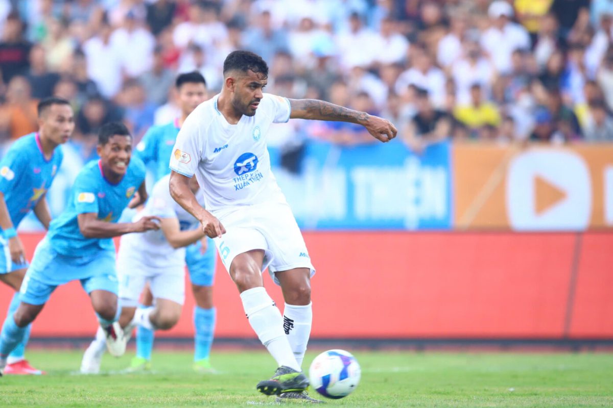 Thép Xanh Nam Định (áo trắng) giành chức vô địch V-League 2024-2025 xứng đáng. Ảnh: VPF