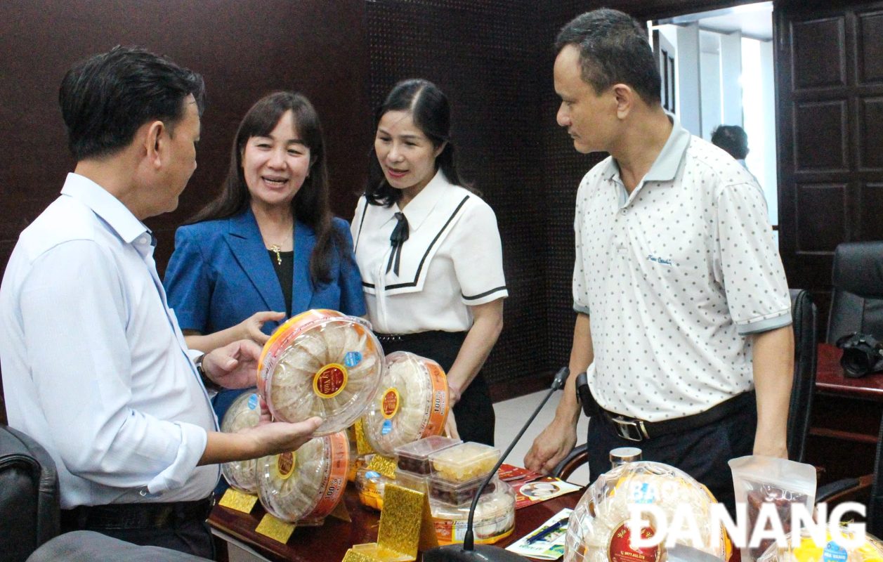 Hội đồng đánh giá, xếp hạng sản phẩm OCOP thành phố chụp ảnh lưu niệm cùng các chủ thể.