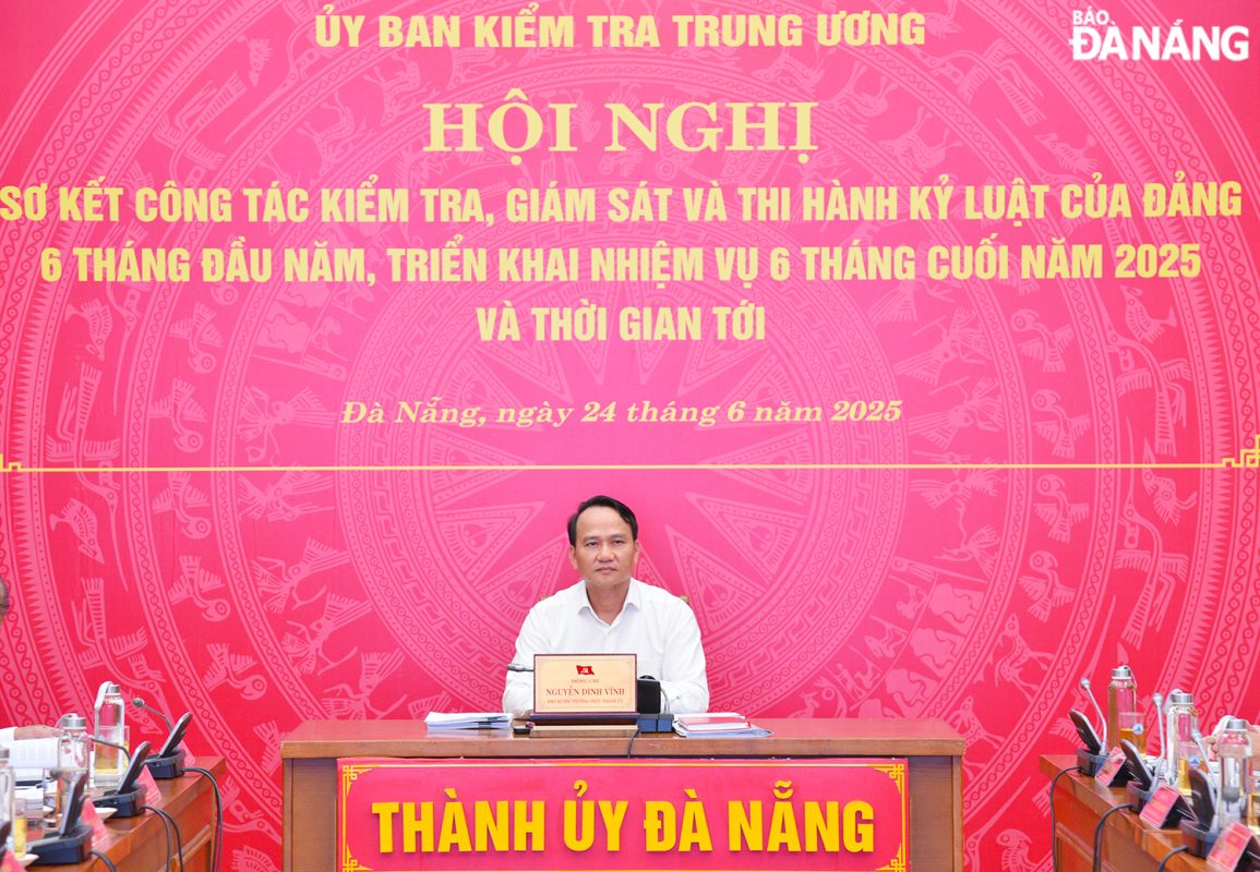 Phó Bí thư Thường trực Thành ủy Nguyễn Đình Vĩnh chủ trì hội nghị tại điểm cầu Đà Nẵng.