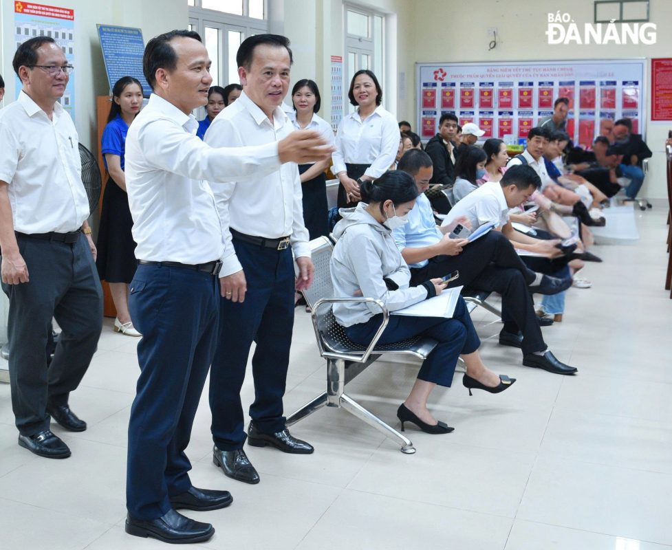 Phó Bí thư Thường trực Thành ủy Nguyễn Đình Vĩnh Kiểm tra thực tế tình hình vận hành thử nghiệm tại Trung tâm Phục vụ hành chính công phường Cẩm Lệ. Ảnh: T.PHƯƠNG