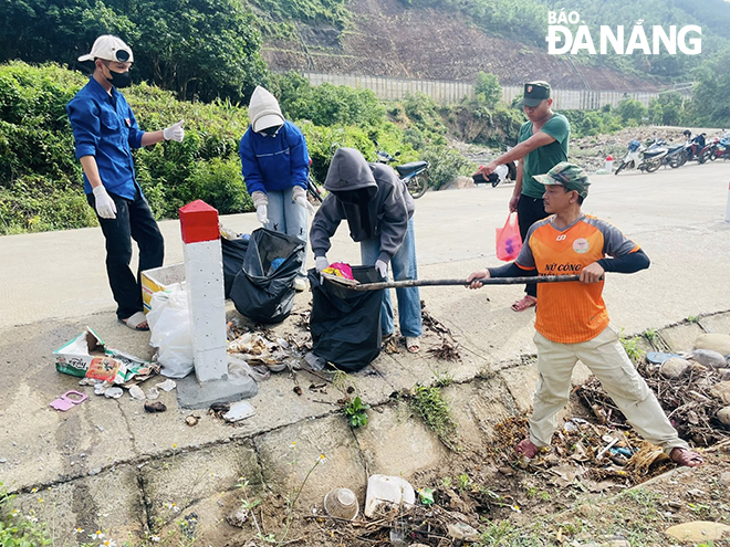 Đoàn xã Hòa Bắc (huyện Hòa Vang) ra quân dọn vệ sinh khu vực khe suối thôn Tà Lang, góp phần bảo vệ môi trường. Ảnh: ĐVCC