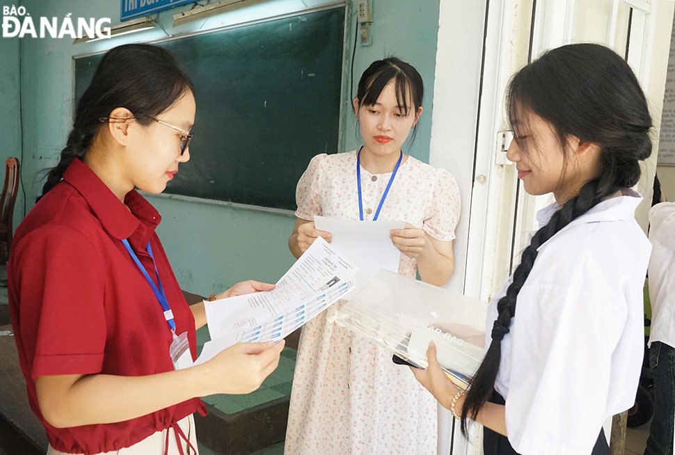 Các thí sinh tại điểm thi Trường THPT Phạm Phú Thứ (huyện Hòa Vang) làm thủ tục thi. Ảnh: THU HÀ