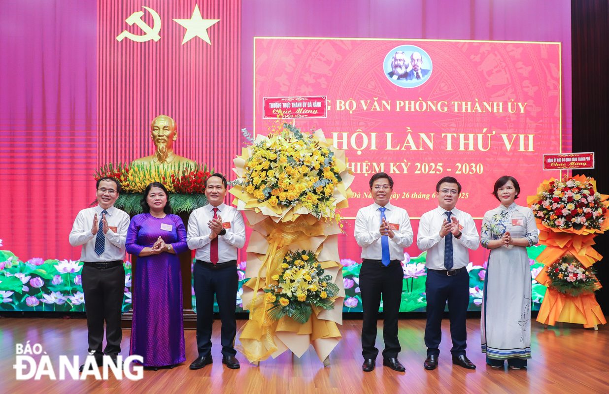 Thay mặt Thường trực Thành ủy, Phó Bí thư Thường trực Thành ủy Nguyễn Đình Vĩnh tặng hoa chúc mừng đại hội. Ảnh: NGỌC PHÚ