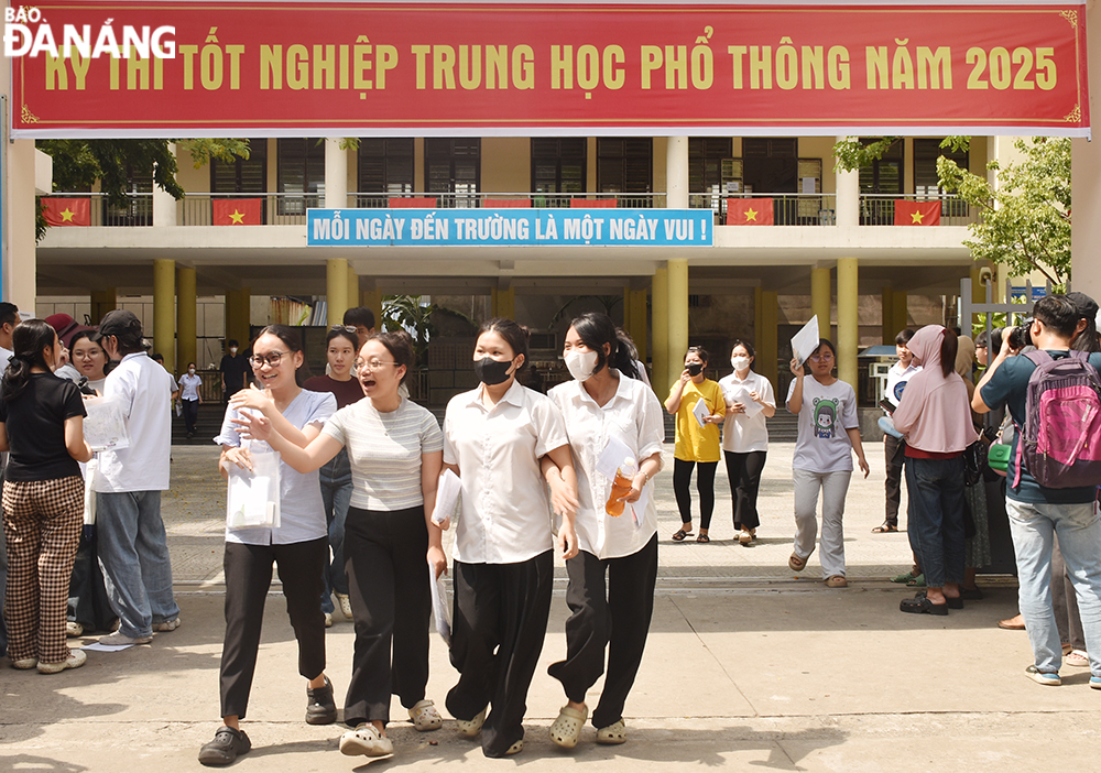 Các thí sinh đánh giá đề thi môn Ngữ văn năm nay khá khó. Trong ảnh: Thí sinh tại điểm thi Trường THPT Trần Phú. Ảnh: THU HÀ
