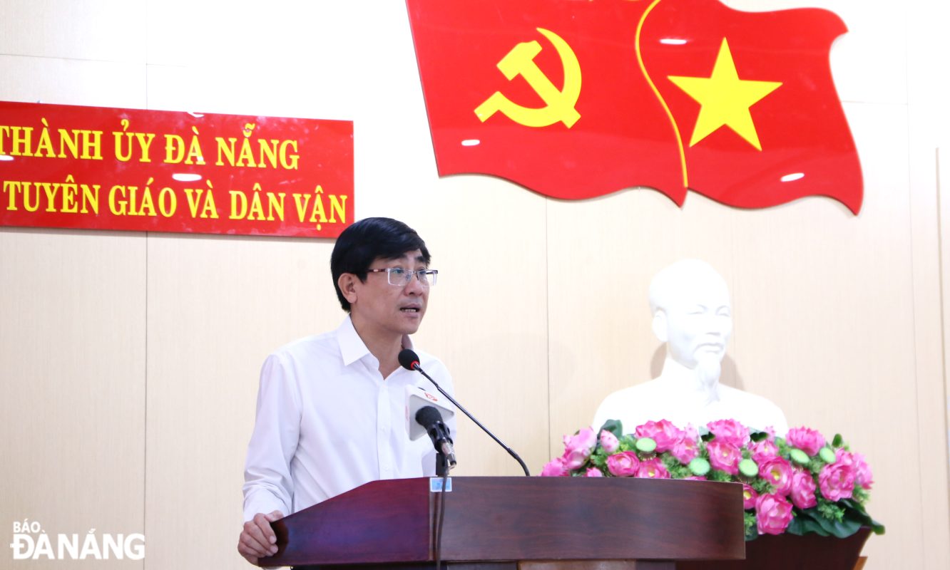 Trưởng ban Tuyên giáo và Dân vận Thành ủy Trần Thắng Lợi phát biểu tại hội nghị. Ảnh: XUÂN HẬU