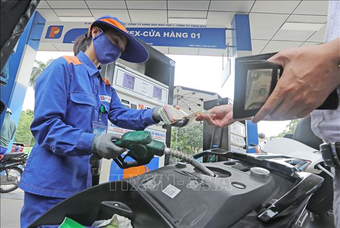 Chiều 26-6, giá xăng dầu tiếp tục tăng. Ảnh: TTXVN