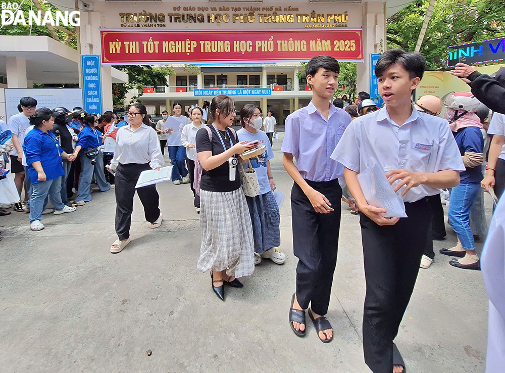 Thí sinh tại điểm thi Trường THPT Trần Phú trong ngày thi đầu tiên. Ảnh: THU HÀ