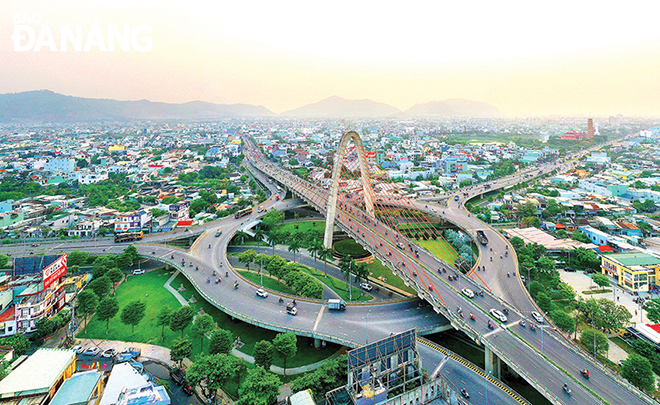 Đà Nẵng được định hướng xây dựng trở thành đô thị động lực của vùng kinh tế trọng điểm miền Trung. Trong ảnh: Một góc thành phố nhìn từ trên cao.  Ảnh: XUÂN TƯ