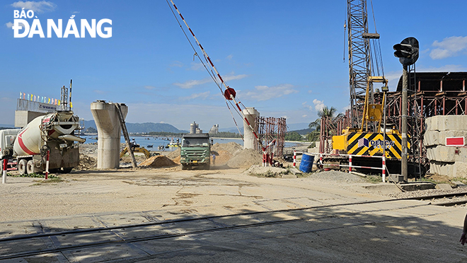 Thi công dự án Đường nối Cảng Liên Chiểu. Ảnh: THÀNH LÂN
