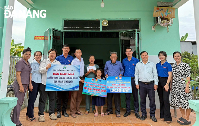 Huyện Đoàn Hoà Vang phối hợp Hội đồng Đội huyện bàn giao công trình “Ngôi nhà khăn quàng đỏ” cho em Nguyễn Ngọc Minh Khuê (xã Hoà Châu). Ảnh: TIẾN DŨNG