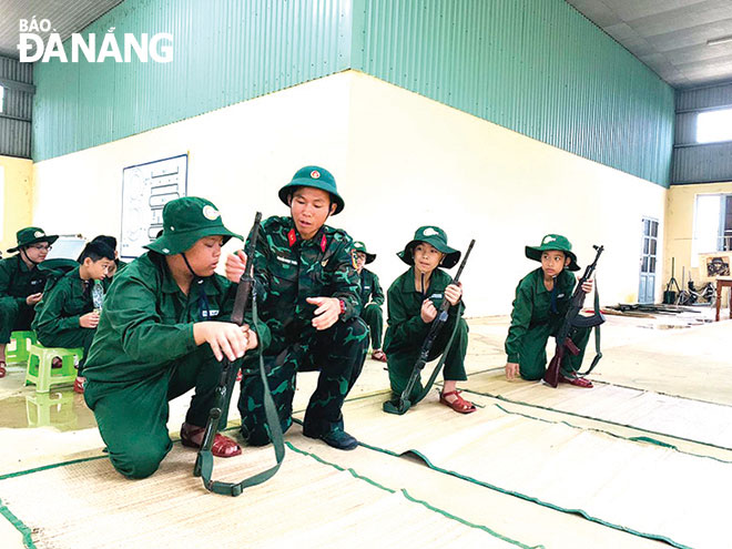 Cán bộ Trường Quân sự Quân khu 5 giới thiệu một số loại vũ khí cho học viên. Ảnh: ĐVCC