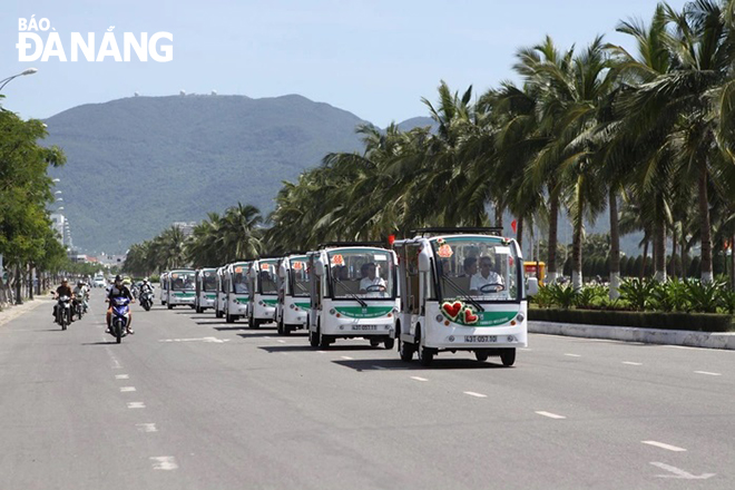 Xe điện bốn bánh chở khách trên địa bàn thành phố (trước khi tạm dừng theo quy định).  Ảnh: THÀNH LÂN