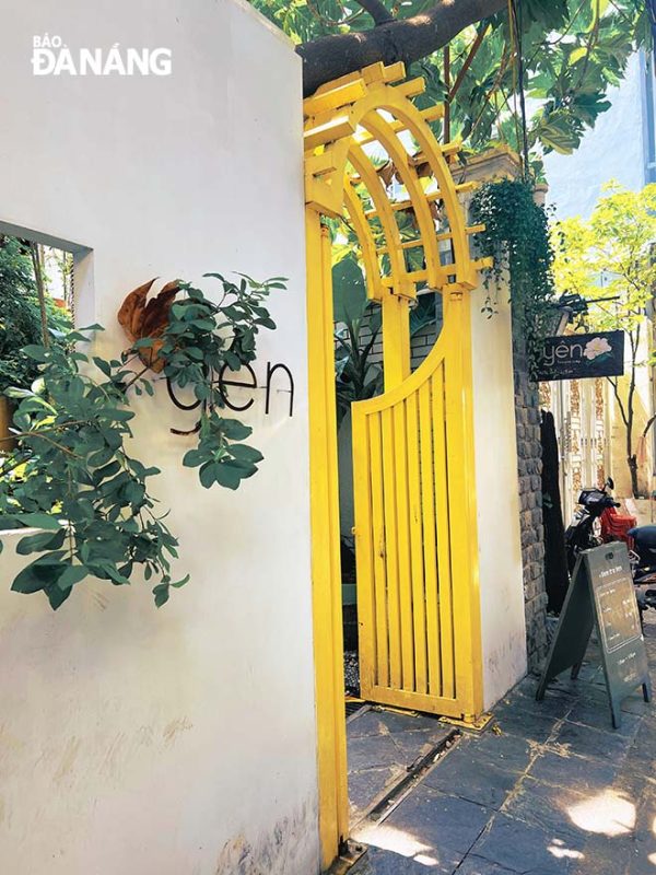Lối vào tiệm trà Yên.
