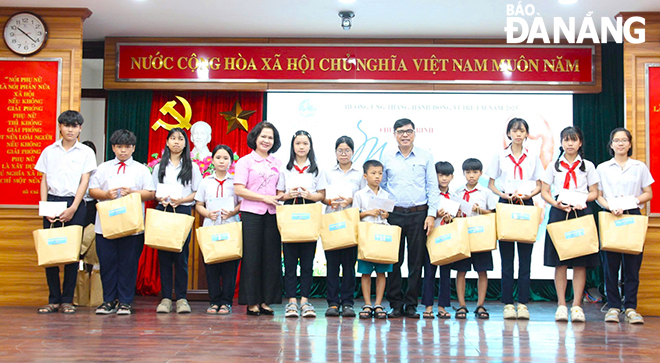 Hội Liên hiệp Phụ nữ thành phố tặng quà cho trẻ em có hoàn cảnh khó khăn tháng 6-2025. Ảnh: HỒNG NGỌC
