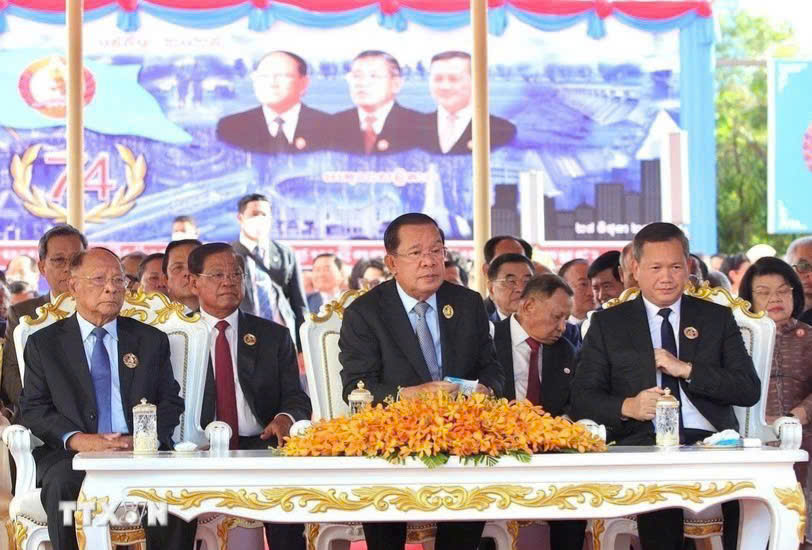 Lễ kỷ niệm 74 năm thành lập CPP diễn ra dưới sự chủ trì của Chủ tịch CPP Samdech Techo Hun Sen (giữa), Chủ tịch danh dự CPP Samdech Heng Samrin (trái) và Phó Chủ tịch CPP Samdech Thipadei Hun Manet. (Ảnh: Quang Anh/TTXVN)