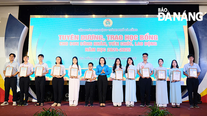 Liên đoàn Lao động thành phố tổ chức tuyên dương, trao học bổng cho con công nhân, viên chức, lao động có thành tích xuất sắc trong học tập, năm học 2024 - 2025. Ảnh: PHƯƠNG ANH