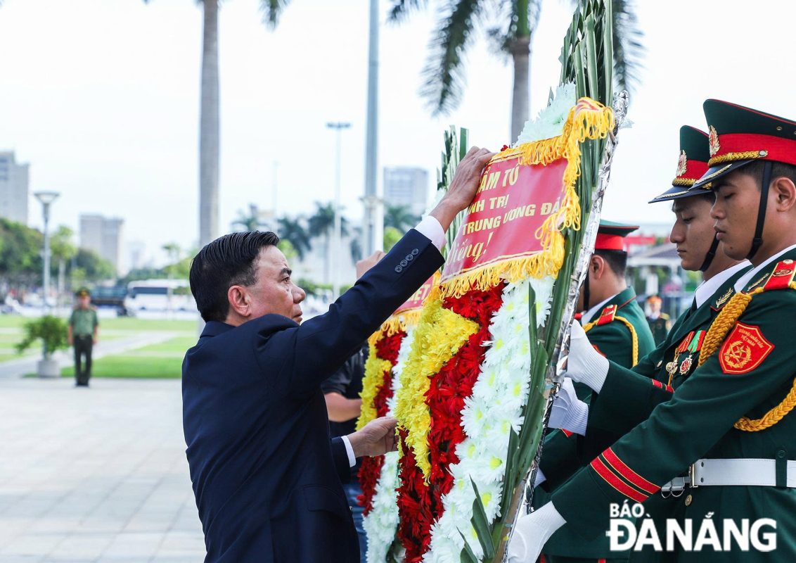 Ủy viên Bộ Chính trị, Thường trực Ban Bí thư Trần Cẩm Tú dâng hương tưởng nhớ các anh hùng liệt sĩ tại Đài tưởng niệm thành phố. Ảnh: N.PHÚ