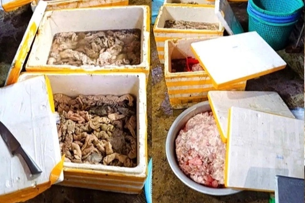 Đà Nẵng xử phạt cơ sở kinh doanh gần 3,5 tấn lòng heo, bò trôi nổi - 1 Đà Nẵng xử phạt cơ sở kinh doanh gần 3,5 tấn lòng heo, bò trôi nổi - 1