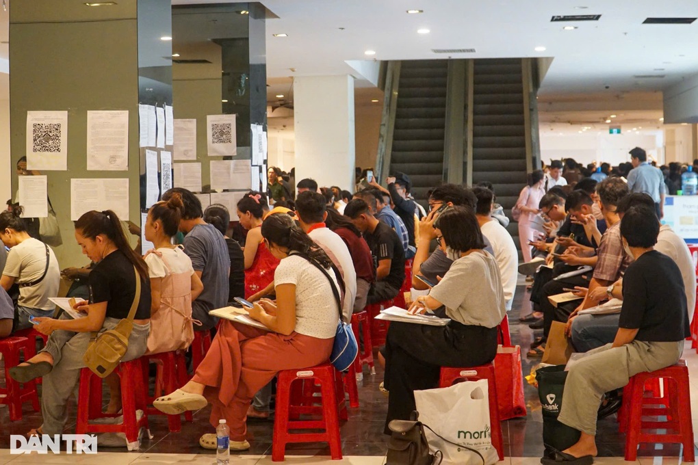 Chờ suốt đêm giữ chỗ mua chung cư cho người thu nhập thấp ở Đà Nẵng - 3 Chờ suốt đêm giữ chỗ mua chung cư cho người thu nhập thấp ở Đà Nẵng - 3