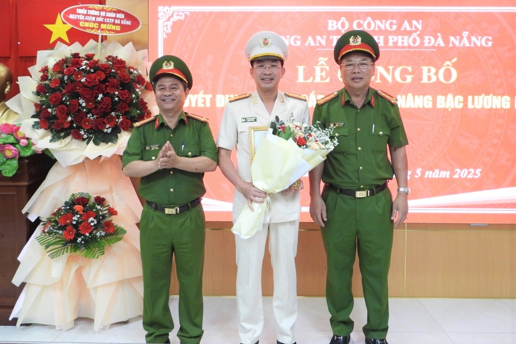 Phó Giám đốc phụ trách Công an thành phố Đà Nẵng được thăng cấp bậc hàm - 1 Phó Giám đốc phụ trách Công an thành phố Đà Nẵng được thăng cấp bậc hàm - 1
