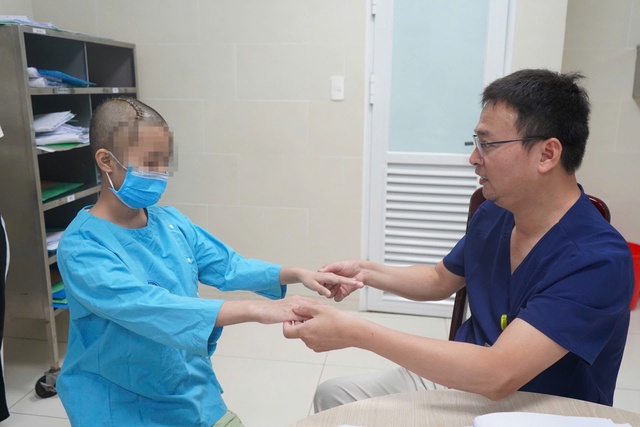 Hai lần phẫu thuật, bác sĩ giành lại sự sống cho bệnh nhi 13 tuổi bị vỡ mạch máu não- Ảnh 1. Hai lần phẫu thuật, bác sĩ giành lại sự sống cho bệnh nhi 13 tuổi bị vỡ mạch máu não- Ảnh 1.