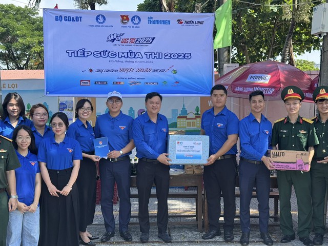 Hơn 700 đoàn viên, sinh viên Đà Nẵng đồng hành cùng sĩ tử "vượt vũ môn" giữa trời nắng gắt- Ảnh 2. Hơn 700 đoàn viên, sinh viên Đà Nẵng đồng hành cùng sĩ tử "vượt vũ môn" giữa trời nắng gắt- Ảnh 2.
