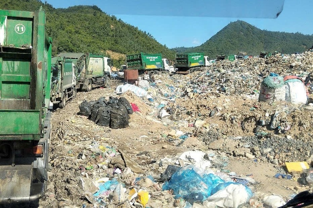 Vụ rác ngập đường ở Đà Nẵng: Xe vào bãi Khánh Sơn phải xếp hàng chờ - 1 Vụ rác ngập đường ở Đà Nẵng: Xe vào bãi Khánh Sơn phải xếp hàng chờ - 1