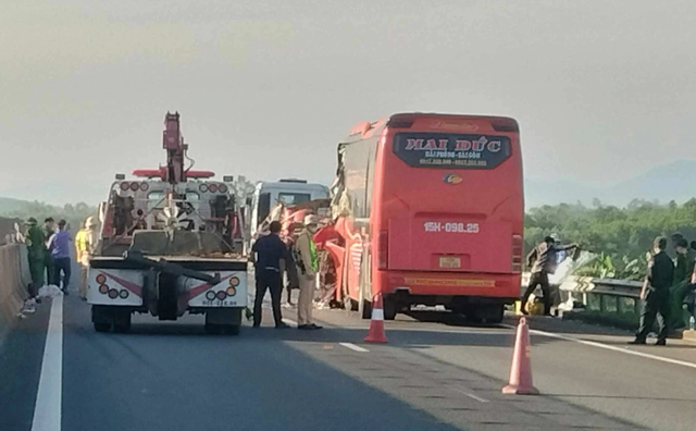 Hai người tử vong, nhiều người bị thương trong vụ tai nạn trên cao tốc Đà Nẵng – Quảng Ngãi- Ảnh 1. Hai người tử vong, nhiều người bị thương trong vụ tai nạn trên cao tốc Đà Nẵng – Quảng Ngãi- Ảnh 1.