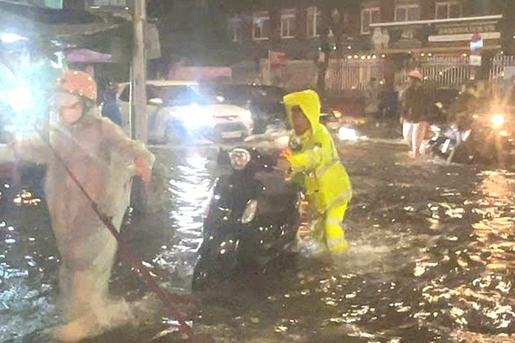 Cứu người đàn ông bị nước cuốn trôi gần 30m ở Đà Nẵng - 1 Cứu người đàn ông bị nước cuốn trôi gần 30m ở Đà Nẵng - 1