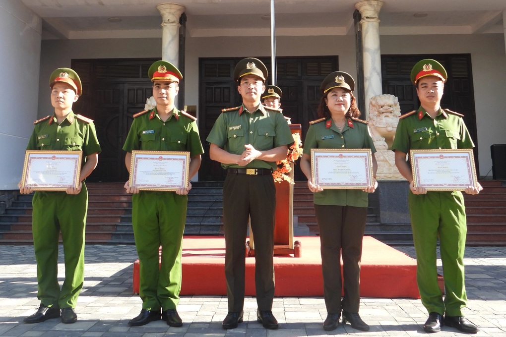 Khen thưởng Công an Đà Nẵng phá đường dây mua bán hóa đơn 22.000 tỷ đồng - 1 Khen thưởng Công an Đà Nẵng phá đường dây mua bán hóa đơn 22.000 tỷ đồng - 1