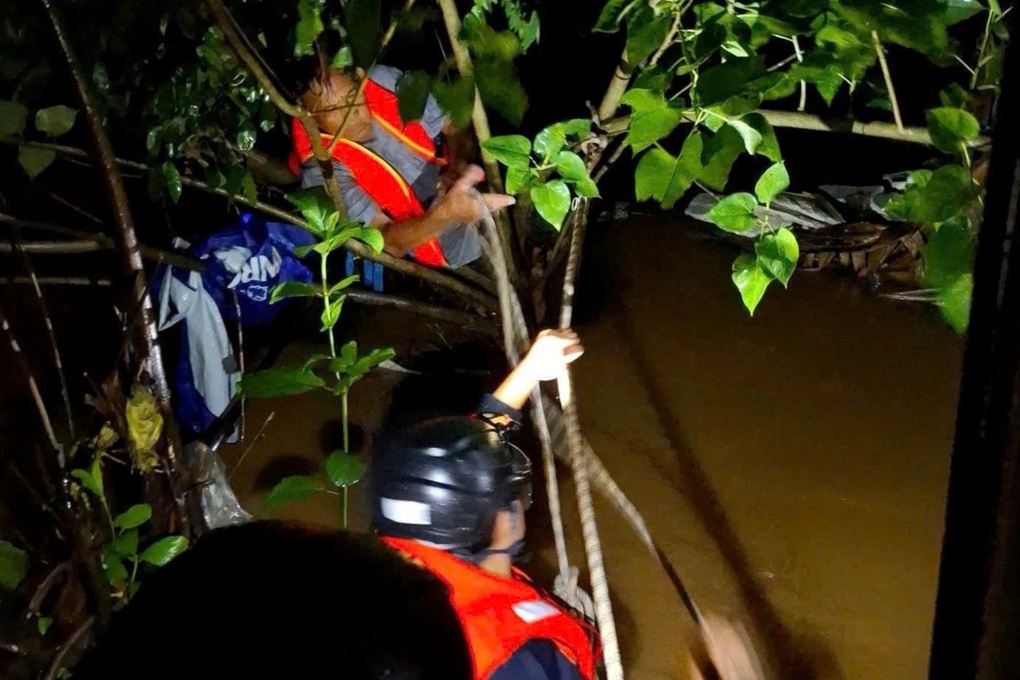 Cứu người đàn ông bị nước cuốn trôi gần 30m ở Đà Nẵng - 2 Cứu người đàn ông bị nước cuốn trôi gần 30m ở Đà Nẵng - 2