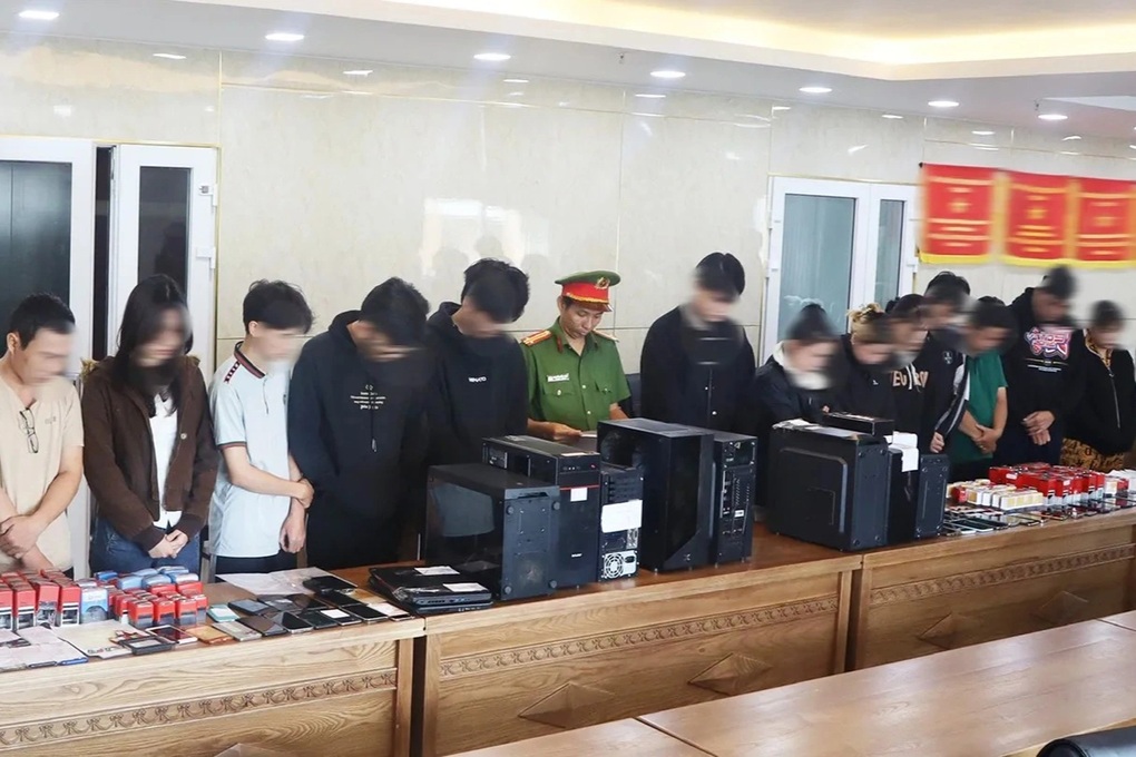Khen thưởng Công an Đà Nẵng phá đường dây mua bán hóa đơn 22.000 tỷ đồng - 2 Khen thưởng Công an Đà Nẵng phá đường dây mua bán hóa đơn 22.000 tỷ đồng - 2