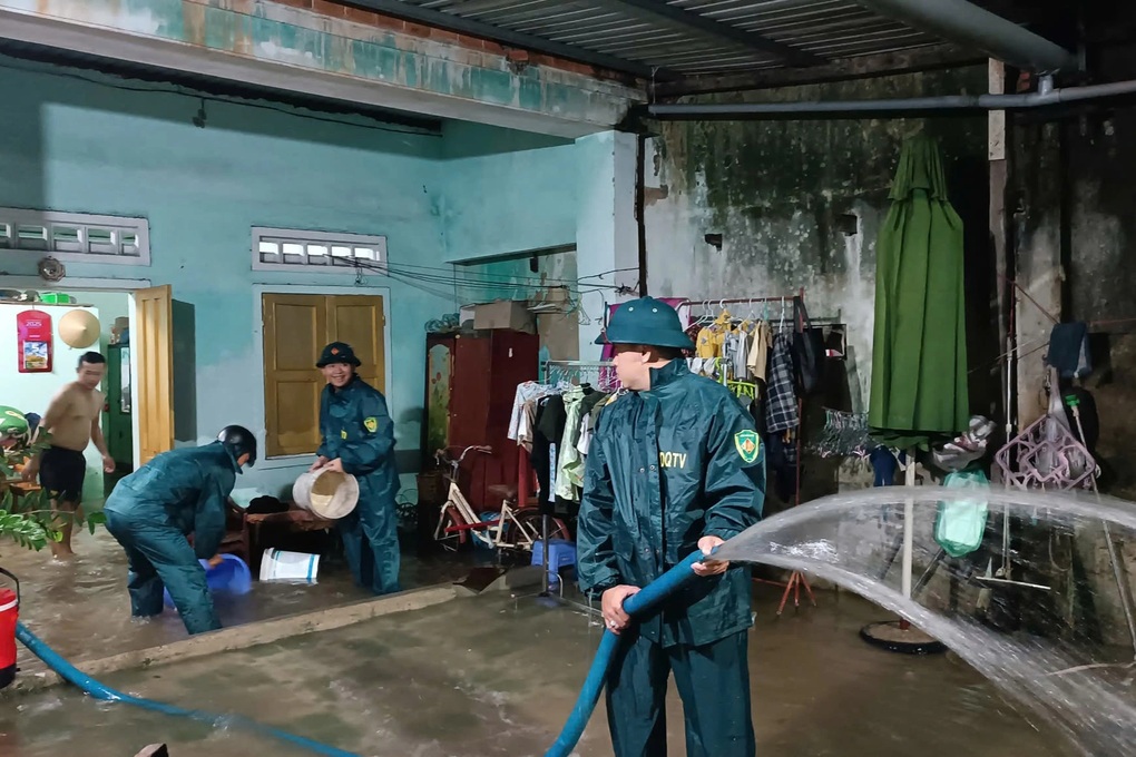 Cứu người đàn ông bị nước cuốn trôi gần 30m ở Đà Nẵng - 3 Cứu người đàn ông bị nước cuốn trôi gần 30m ở Đà Nẵng - 3